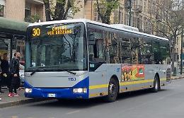 Armato di forbici sull’autobus minaccia i passeggeri che si "salvano" con un sms
