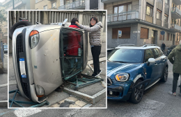 Incidente stradale, si scontrano due auto: una si ribalta e finisce sul marciapiede