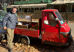Leonardo, 16 anni e un'apecar rossa: «Regalo libri da leggere e cibo per i bisognosi»