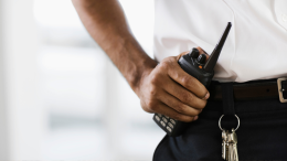 Tentato furto al Carrefour di Nichelino: due uomini fermati dopo un'aggressione alla guardia di sicurezza