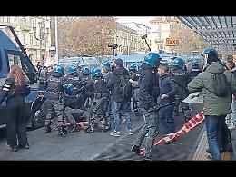 Torino, un venerdì di violenza: tutti i video degli scontri in città durante lo sciopero