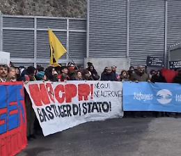 Anarchici italiani in protesta in Albania: il Gabrio di Torino sfida i centri migranti, ma a Gjader ci sono solo cani