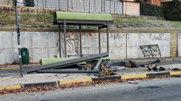 Abbatte la pensilina di una fermata degli autobus e scappa ma la fuga dura poco