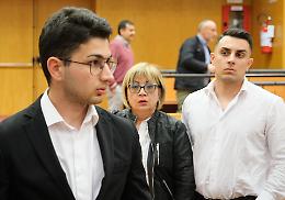 Uccide il padre violento con 34 coltellate, colpo di scena al processo: «Il fratello è complice»
