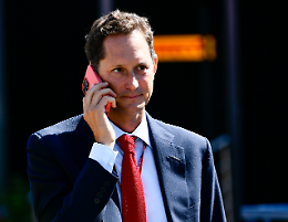 Stellantis, la svolta di John Elkann: chiama il ministro Urso