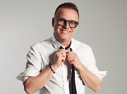 Gigi D'Alessio abbraccia Torino: «Il pubblico è come una famiglia»