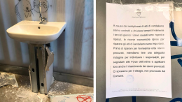 I vandali devastano i bagni pubblici di Chivasso e il Comune si arrende: «Li chiudiamo»