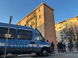 Maxi blitz di polizia e vigili del fuoco, sgomberati gli alloggi occupati