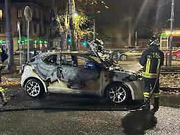 Paura in corso Regina, prende fuoco un'auto: «Ha iniziato a fumare dal riscaldamento»
