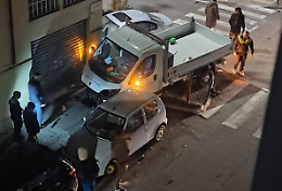 Furgoncino colpisce una Bmw ed entrambi finiscono sul marciapiede: paura all'incrocio