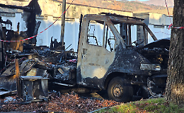 A fuoco prima un camper e poi un'automobile. Incubo piromane vicino al cimitero