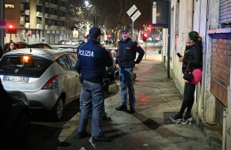 Le donne in strada, gli uomini al bar: così la banda faceva i soldi con la prostituzione