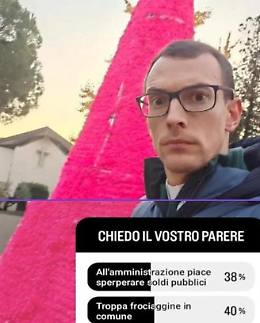 "Troppa frociaggine in Comune": polemica sul sondaggio del prete social Don Mazzei contro l'albero di Natale fucsia