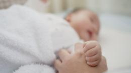 Prima volta al mondo: a Torino un bimbo di 8 mesi sordo riceve un impianto cocleare grazie alla tecnologia robotica