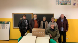 Solidarietà a Pont: la Soms dona 4 computer alla scuola primaria di Pont