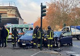 Schianto all'incrocio, arrivano i vigili del fuoco per una donna incastrata