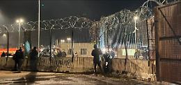 No Tav, razzi e sassi contro la polizia come "antipasto" della marcia