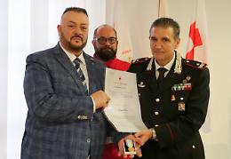Tre vite salvate e una medaglia d'oro: chi è il carabiniere eroe premiato dalla Croce rossa