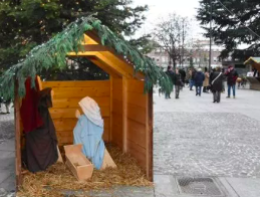 Biella, due 17enni devastano il presepe in piazza: presi dalla polizia