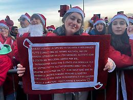 Torino si colora di rosso con diecimila Babbo Natale: festa per i bimbi del Regina Margherita