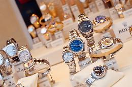 Diamanti falsi e Rolex spariti: ecco come papà e figlio hanno truffato i clienti della gioielleria