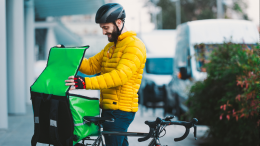 Il freddo si fa sentire, e questi lavoratori ne soffrono più di tutti: circoli Arci aiutano i rider a sopravvivere al gelo di Torino