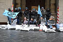 Torino,  "La Regione fa acqua da tutte le parti": Extinction Rebellion porta i sacchi anti-allagamento
