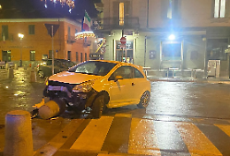 Distrugge l'auto contro un "panettone" davanti alla parrocchia