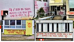I No Vax imbrattano scuola e centro giovani e attaccano il sindaco: «Sei un nazista» 