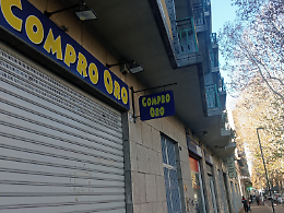 Rapinano in strada il titolare del "Compro oro": rubati borsello e soldi