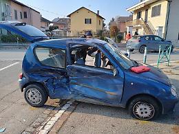 Incidente a Chieri: Opel e Fiat 600 si scontrano all'incrocio, ferito uno dei conducenti