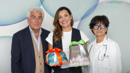 "Due volte buoni": il taglio del mega panettone solidale con Alena Seredova