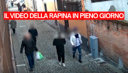 A Torino tre 19enni rapinano un uomo in pieno giorno - IL VIDEO DELL'ASSALTO