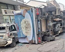 Camion si ribalta dopo lo scontro con il tram, tre feriti in ospedale