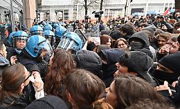 VIDEO - Al corteo scontri tra polizia e manifestanti, piovono pietre e uova