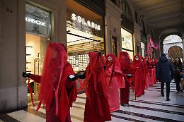Le  "Red  Rebels" e la silenziosa marcia per le vie del centro città
