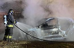Brucia un'auto a Mirafiori, paura e traffico in tilt