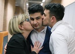 Uccise suo padre con 34 coltellate: «La complicità del fratello? Solo un colpo di teatro»