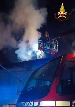 Valleandona: camino prende fuoco, notte di paura per i residenti