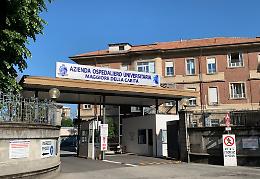 Novara, si lancia dalla barella e aggredisce gli infermieri: arrestato