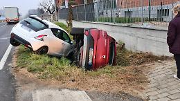 Poirino: due auto nel fosso, feriti mamma e due bambini