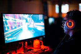 Gioca di notte ai videogiochi: vicina esasperata accoltella la madre
