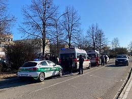 Incidente stradale davanti a scuola, due studenti feriti da una moto in impennata
