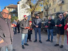 Brindisi e panettoni alle forze dell'ordine al presidio fisso di corso Palermo