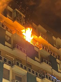 Torino, fiamme nel palazzo: bloccata famiglia con bimbo di 10 mesi