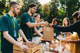Torino, crollano donazioni non profit e volontariato: la crisi della solidarietà