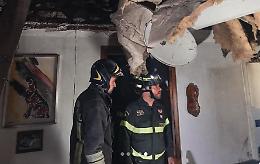 Esplosione in casa: crolla il soffitto, anziano traportato al Cto con l'elisoccorso
