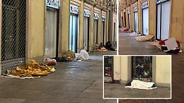 Dormitorio a cielo aperto sotto i portici del centro: «Questa ormai è zona franca»