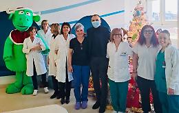 Lo Russo in visita al reparto oncologico del Regina Margherita: «Un grazie a chi dedica la propria vita alla cura»