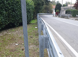 Sbagliano lato della strada e riparano il guardrail integro invece di quello danneggiato